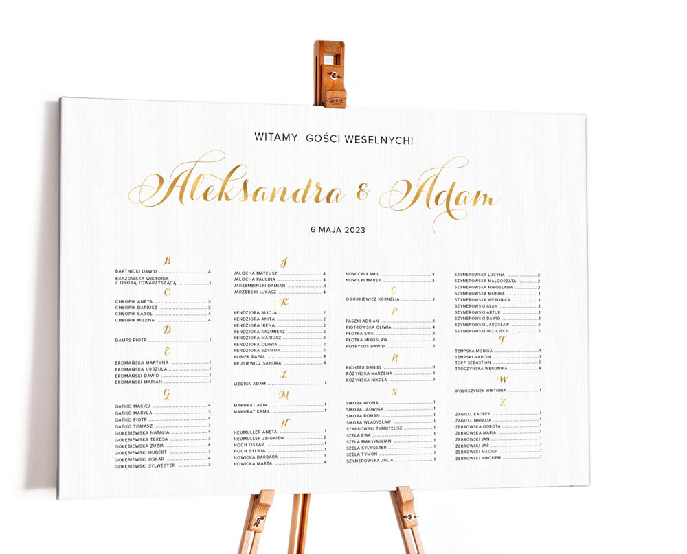 Alfabetyczny, biały plan stołow ze złotymi napisami i czytelną listą gości