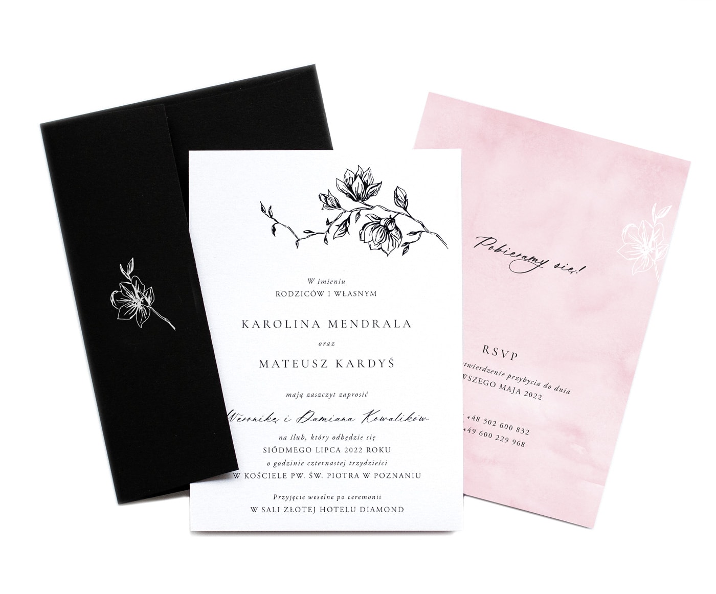 Zaproszenia z czarną kopertą i ilustracją gałązki magnolii