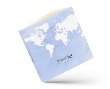 Błękitna księga gości z czerwonymi serduszkami na mapie