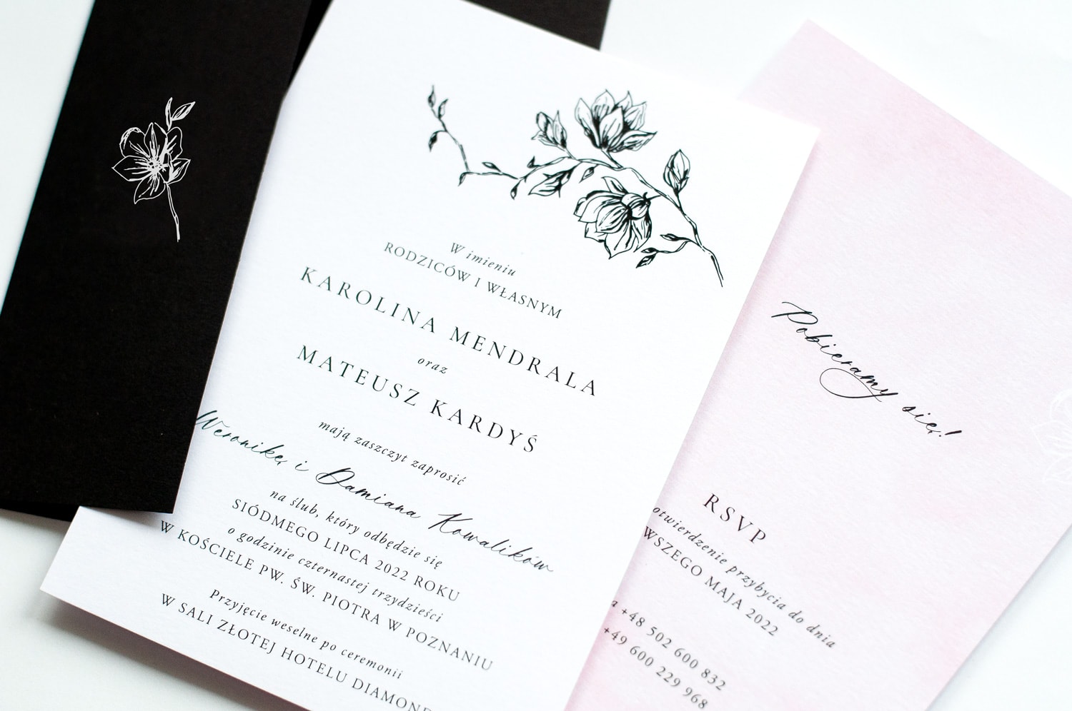 Zaproszenia ślubne z czarną kopertą i magnoliami