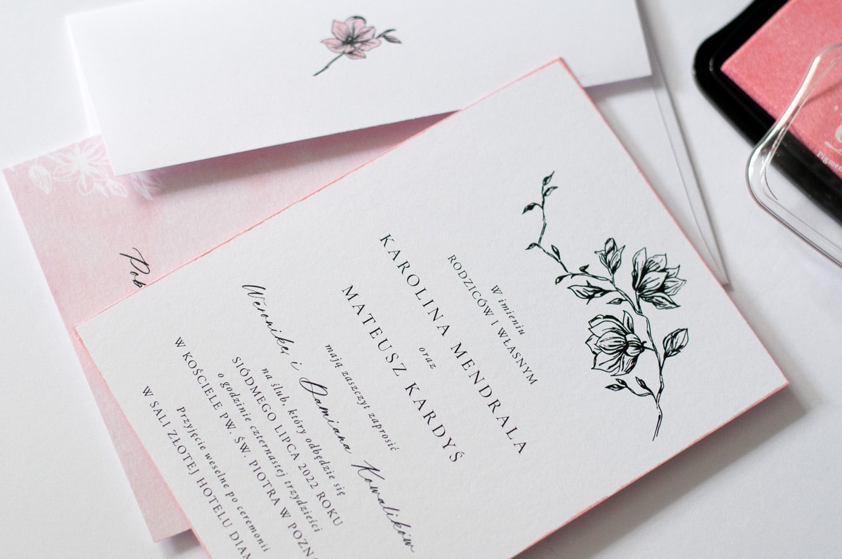 Zaproszenia ślubne w kolorze pudrowego różu z pomalowanymi brzegami