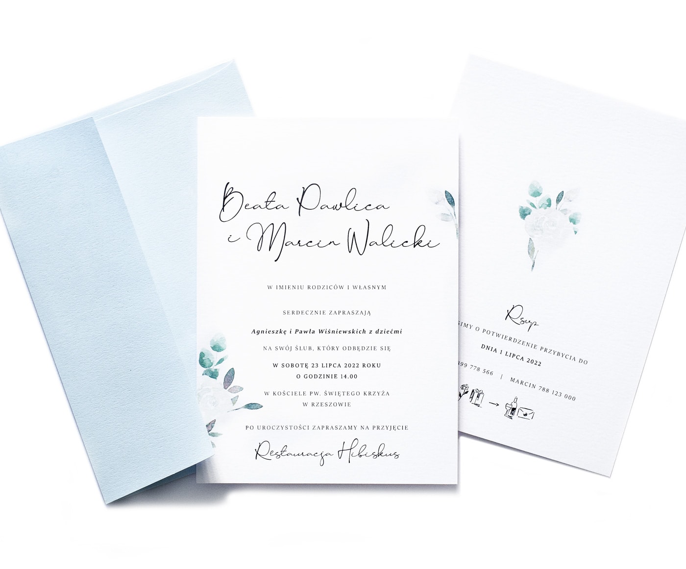 Zaproszenia ślubne z białymi różyczkami i jasnoniebieską kopertą